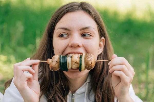 Menina Adolescente Comendo Legumes Grelhados Livre Piquenique Vegano Com Cogumelos — Fotografia de Stock