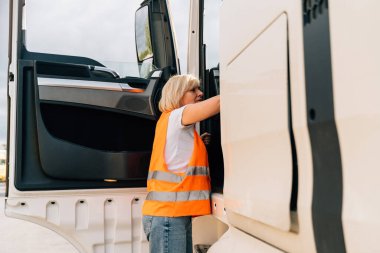 Orta yaşlı kamyon şoförü kadın, Avrupa 'da kadın kamyon şoförü. Yüksek kalite 4k görüntü