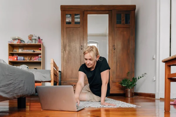 Volwassen Vrouw Thuis Doen Sport Yoga Vloer Met Laptop Online — Stockfoto