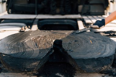 Bir işçi beşinci tekerlek kayganlaştırıcı yağı ile karavanı kirletiyor. Yarı kamyon mekanik bakım. Yüksek kalite fotoğraf