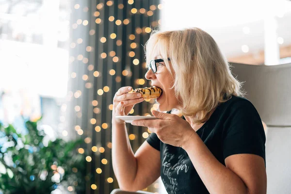 Blonde Mature Woman Drinking Coffee Donut Cafe Summer Terrace High — Stock Photo, Image