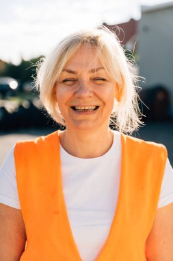 Turuncu yelekli işçi mühendis kadın portresi. Kadın kamyon şoförü. Yüksek kalite fotoğraf