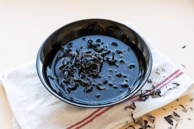 Kurutulmuş muz mantarı, Çin geleneksel ilaç ve mutfağı. Bej arka planda tabakta mantar malzemeleri var. Yüksek kalite fotoğraf