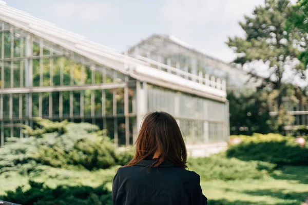 Anonymous Woman Greenhouse Background Botanical Gardens High Quality Photo — 스톡 사진