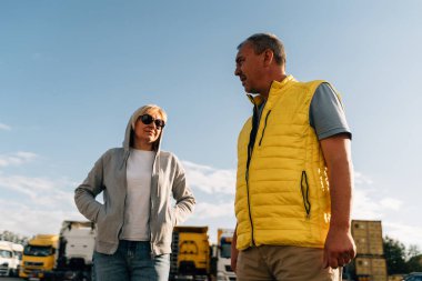 Olgun kadın ve erkek kargo deposunda, kamyon şoförleri teslimat ortakları. Yüksek kalite fotoğraf