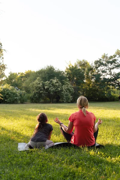 Mujer Mediana Edad Madre Con Niño Meditan Juntos Parque Foto — Foto de Stock