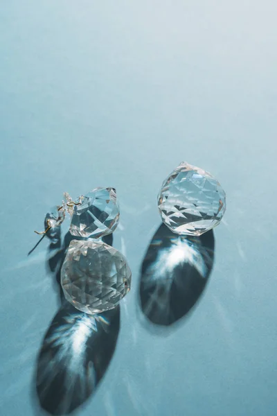 Three Crystals Light Refraction Blue Minimal Background High Quality Photo — Stockfoto