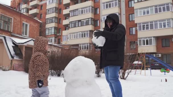 Otec Dítě Hrají Zimní Sněžný Den Vytvoření Sněhuláka Rodinou Městském — Stock video
