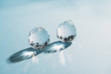 Mavi arka planda ışık kırılması olan iki kristal 