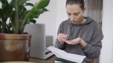 Kadın evde faturalarla para sayıyor. Enerji krizi ve enflasyon. Yüksek kalite 4k görüntü