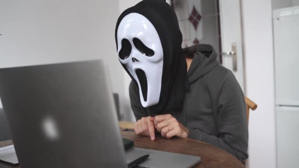 Anonym Maskou Ducha Pracuje Laptopem Halloween Pracovní Koncept Kvalitní Fotografie — Stock video