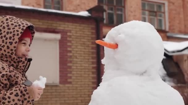 Παιδί Παίζει Χειμωνιάτικη Χιονισμένη Μέρα Δημιουργώντας Χιονάνθρωπο Την Οικογένεια Στην — Αρχείο Βίντεο