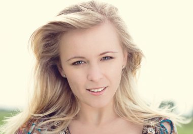 Genç sarışın kadın.