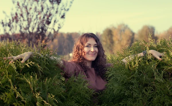 Glada personer. promenad i en park — Stockfoto