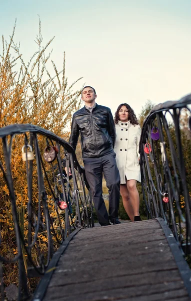 Historia de nuestro amor. Caminar en un parque, sol, felicidad, amor . — Foto de Stock