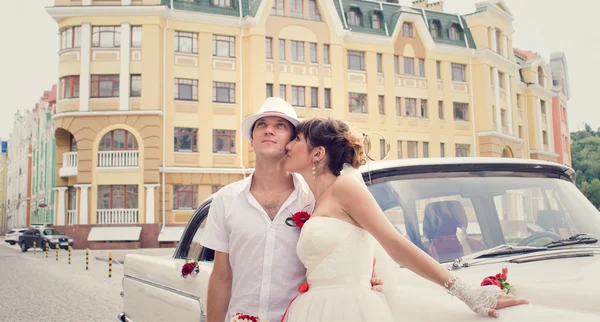 yeni evliler mumlarla düğün