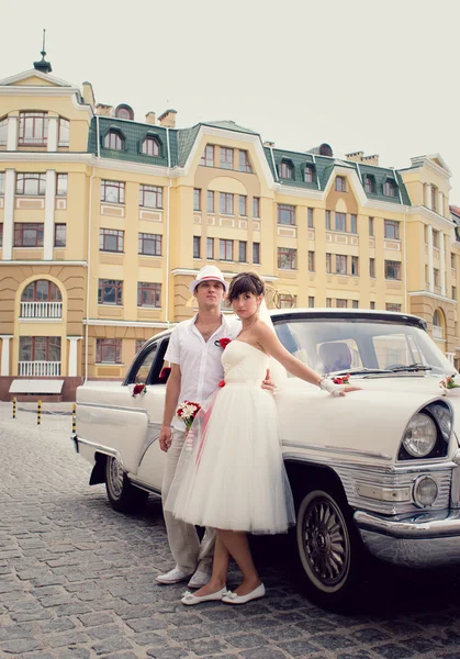 yeni evliler mumlarla düğün