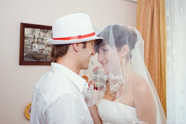 De pasgetrouwden met kaarsen bruiloft — Stockfoto