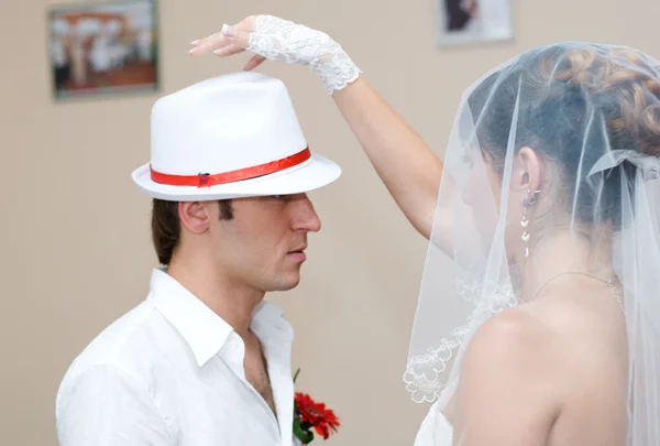 Novia y novio durante la boda —  Fotos de Stock