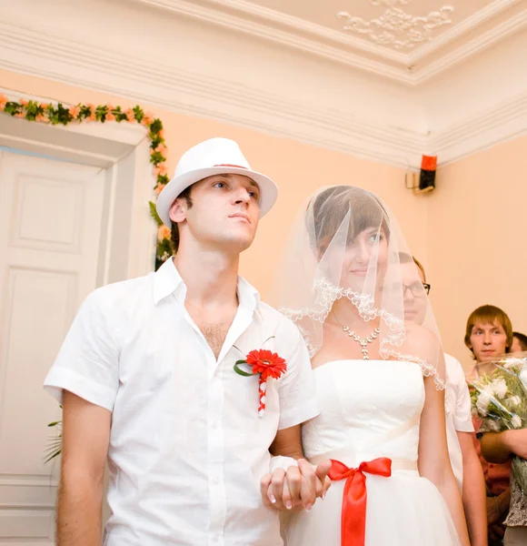 Casamento os recém-casados com velas — Fotografia de Stock