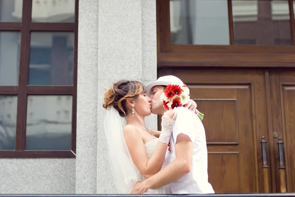 Portret ślubny pary na zewnątrz — Zdjęcie stockowe