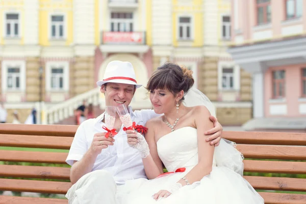 Retrato de casal nupcial ao ar livre — Fotografia de Stock