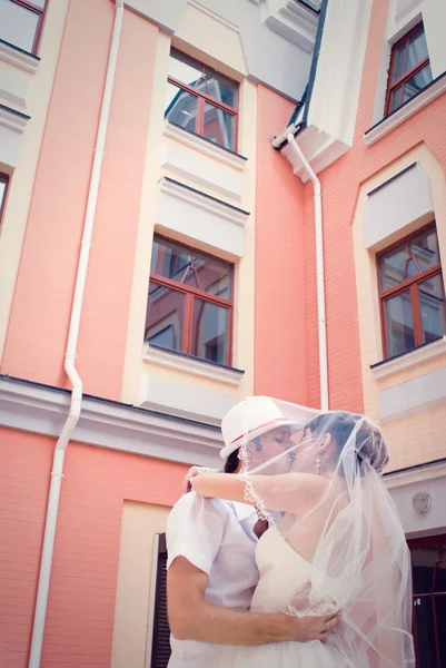 Портрет невесты на открытом воздухе — стоковое фото
