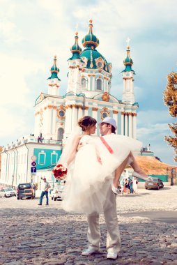nişanlısı ve damat, yanında bir kilise oturan