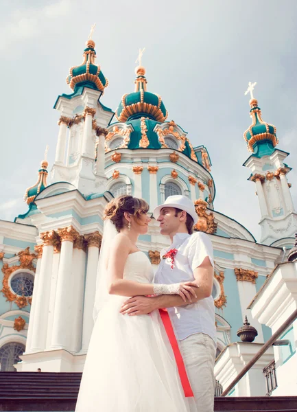 Verloofde en bruidegom, zitten in de buurt van een kerk — Stockfoto