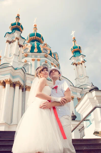 Prometido y novio, sentado cerca de una iglesia —  Fotos de Stock