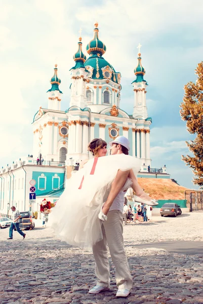 Prometido y novio, sentado cerca de una iglesia — Foto de Stock