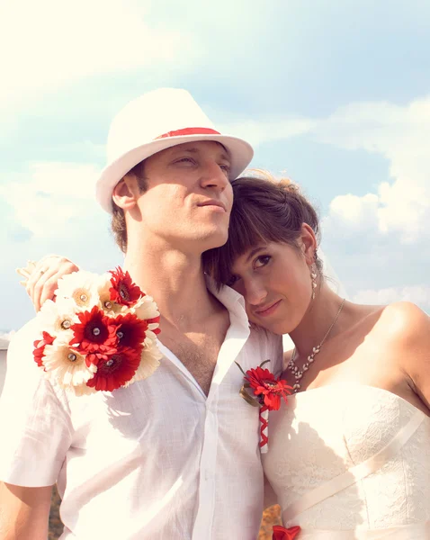 nişanlısı ve damat, yanında bir kilise oturan