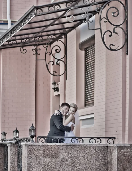 Bruid en bruidegom over bruiloft — Stockfoto