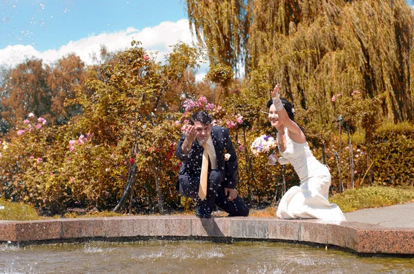 La pareja bailando en el parque — Foto de Stock