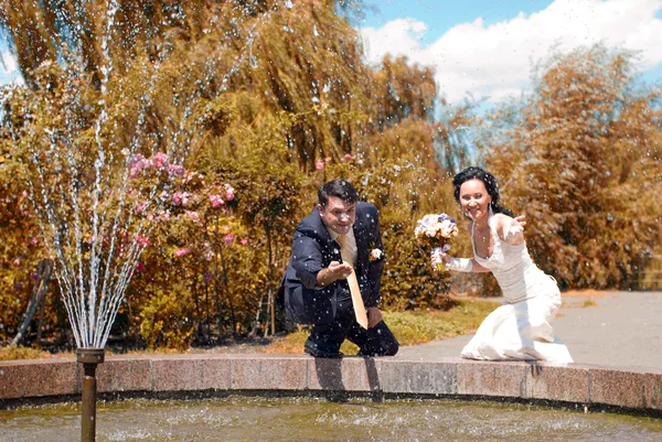 The couple dancing in the park — Stock Photo, Image