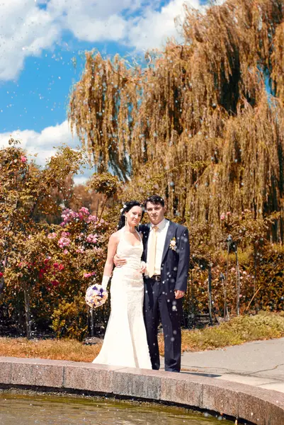 The couple dancing in the park — Stock Photo, Image