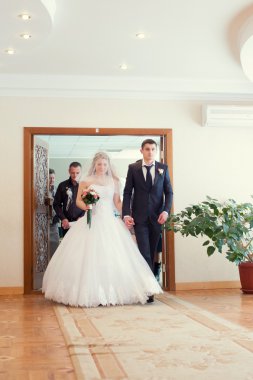 yeni evliler mumlarla düğün