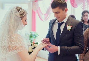 yeni evliler mumlarla düğün