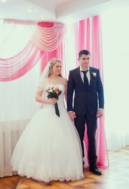 yeni evliler mumlarla düğün