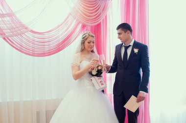 yeni evliler mumlarla düğün