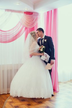 yeni evliler mumlarla düğün