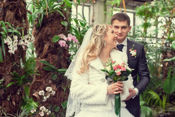 O casal dançando no parque — Fotografia de Stock