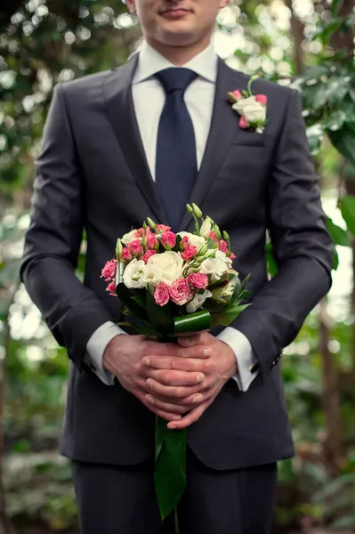 Porträt eines hübschen Bräutigams auf seiner Hochzeitsfeier. — Stockfoto