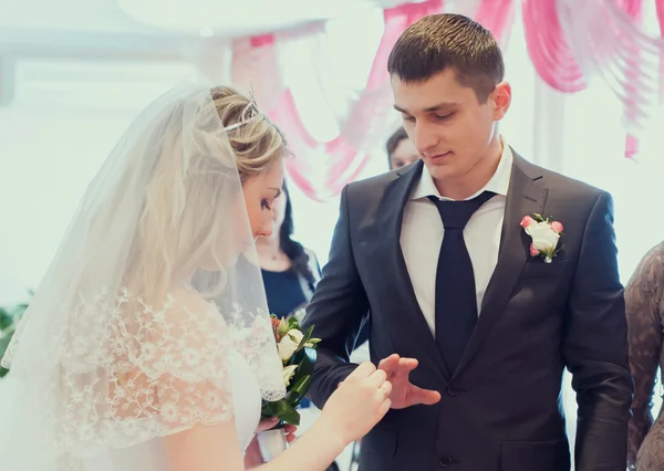 De pasgetrouwden met kaarsen bruiloft — Stockfoto