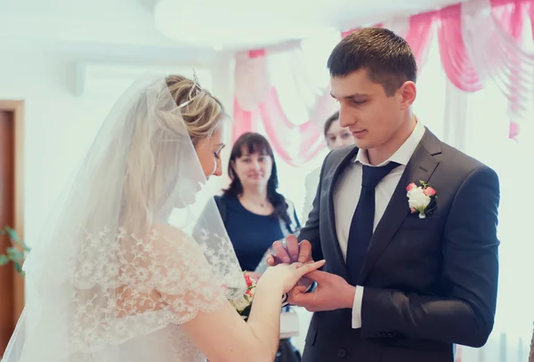 Pernikahan pengantin baru dengan lilin. — Stok Foto