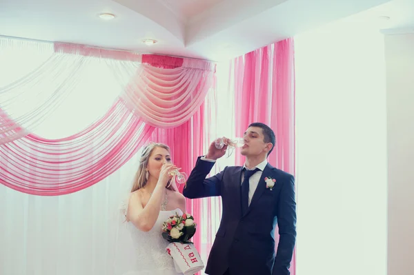 Pernikahan pengantin baru dengan lilin. — Stok Foto