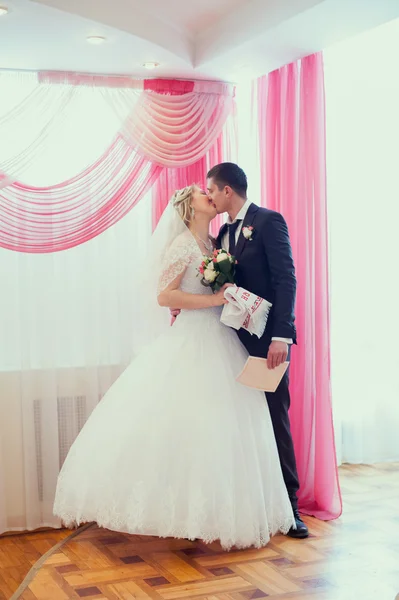 Wedding the newlyweds with candles — Stock Photo, Image