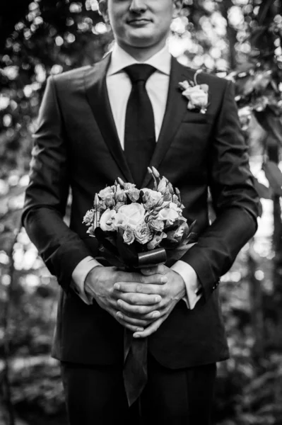 Retrato de un novio guapo en su celebración de boda . Fotos de stock