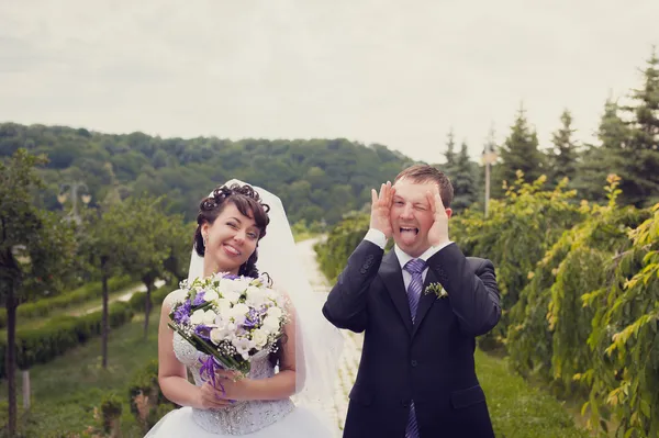 Caminhada de recém-casados — Fotografia de Stock