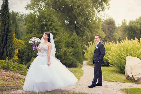 Caminhada de recém-casados — Fotografia de Stock